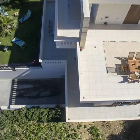 Apartment With Private Pool Near To The Sea