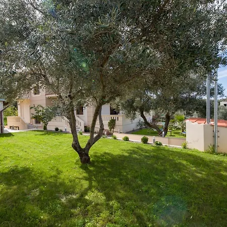 Apartment With Private Pool Near To The Sea Daratsos