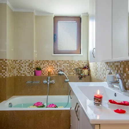 Apartment With Private Pool Near To The Sea Daratsos