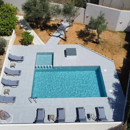 Apartment With Private Pool Near To The Sea