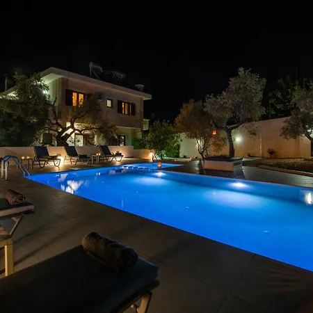 Apartment With Private Pool Near To The Sea Daratsos