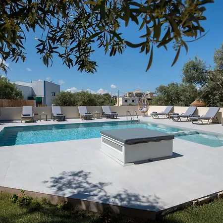 Apartment With Private Pool Near To The Sea Daratsos